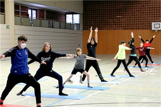 Yoga ist ein individueller Sport, bei dem jeder die Übungen in seinem Tempo macht.