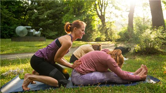 Yoga mit Katrin Streich im Kaiserpfalzgarten.
