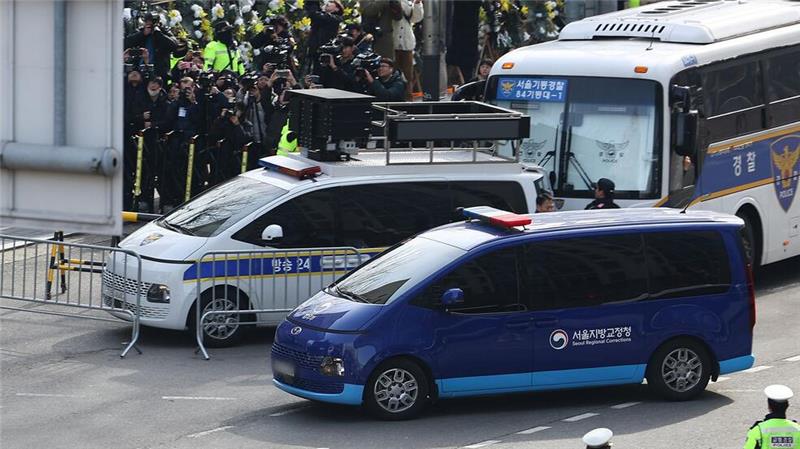 Südkoreas suspendierter Präsident Yoon muss in Haft bleiben Yoon Suk Yeol wurde in einem blauen Van zur Anhörung in das Gericht gebracht.