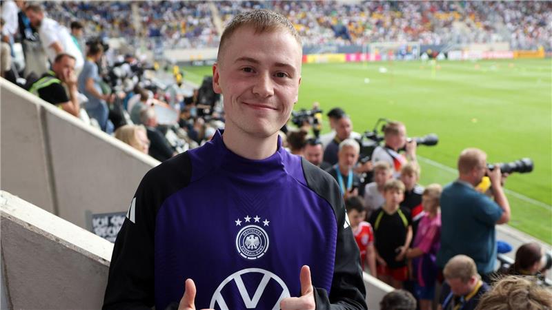 Mal eben ein Bundesverdienstkreuz gekauft YouTuber Wildhage - hier bei einer Aktion 2024 in einem Fußballstadion - hat sich ein Bundesverdienstkreuz gekauft. (Archivbild)