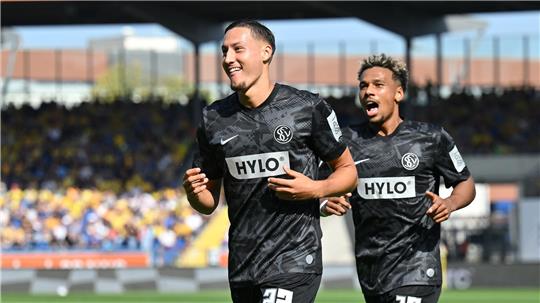 Younes Ebnoutalib (l) bringt Elversberg in Führung. 