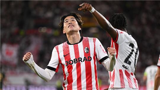 Yuito Suzuki war nach einer Ecke für Freiburg erfolgreich.