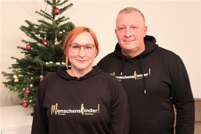 Friedliche Weihnachten nach Flucht vor Putins Bomben Yuliia und Oleksandr Volkov erfreuen sich schon seit einigen Tagen an dem festlich geschmückten Weihnachtsbaum in ihrer Langelsheimer Wohnung. Foto: Neddermeier