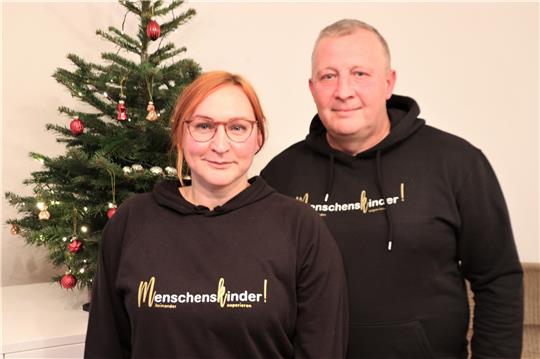 Yuliia und Oleksandr Volkov erfreuen sich schon seit einigen Tagen an dem festlich geschmückten Weihnachtsbaum in ihrer Langelsheimer Wohnung.  Foto: Neddermeier