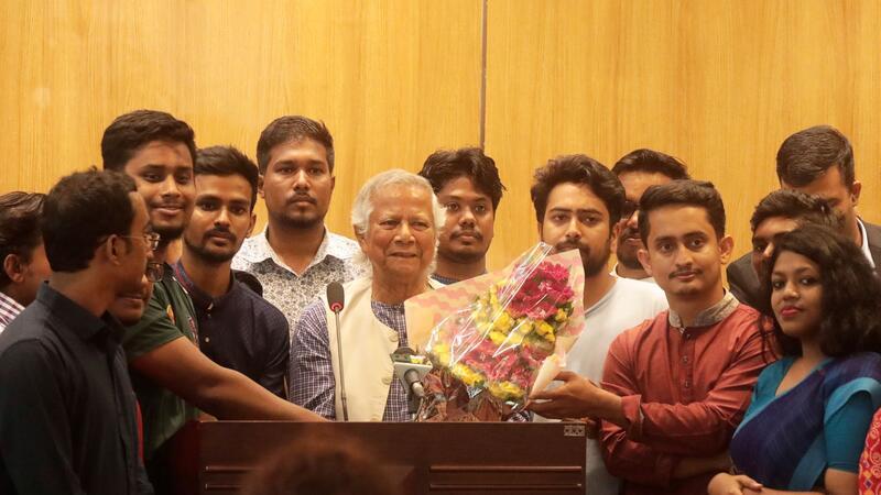 „Bankier der Armen“ Yunus regiert Bangladesch übergangsweise Yunus ist in Bangladesch eingetroffen, um nach dem Rücktritt der autoritären Ministerpräsidentin Hasina eine Übergangsregierung zu leiten.