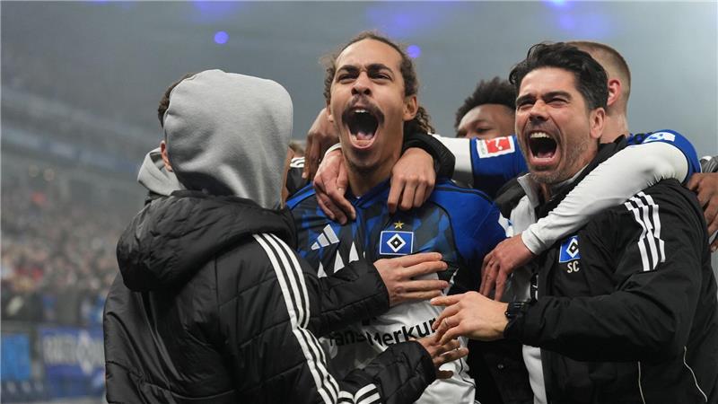 Yussuf Poulsen (M) lässt sich für seinen Siegtreffer feiern.