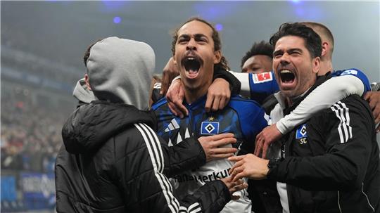 Yussuf Poulsen (M) lässt sich für seinen Siegtreffer feiern.