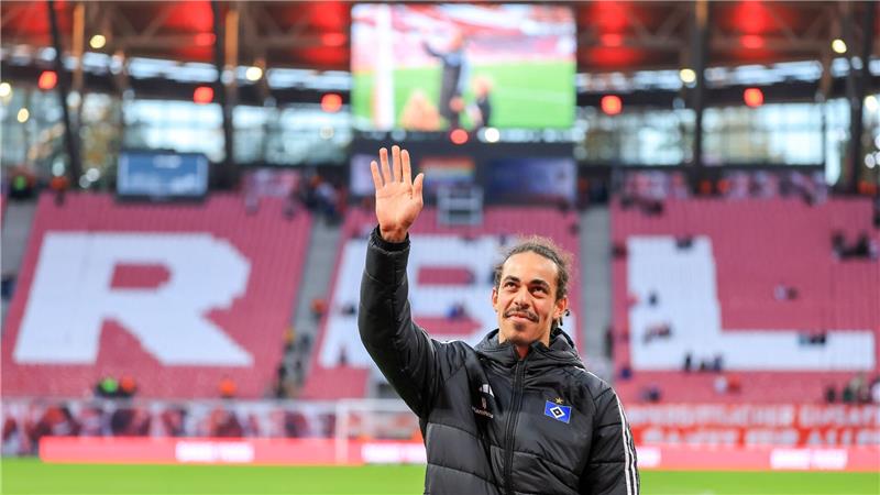 Yussuf Poulsen bedankt sich nach dem Spiel des HSV in Leipzig bei den RB-Fans. Vor dem Spiel hatten die den Ex-Leipziger mit einer Riesen-Choreo gefeiert.