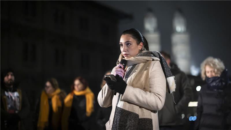 Wie sich die Stimmung in Israel verändert Yuval Raphael stammt aus Goslars israelischer Partnerstadt Raanana. Sie ist eine Überlebende des Anschlags auf das Nova-Musikfestival. Auf dem Bild spricht sie während einer Kundgebung zum Gedenken an die Opfer des Hamas-Anschlags in Zürich. Sie vertritt Israel beim Eurovision Song Contest.