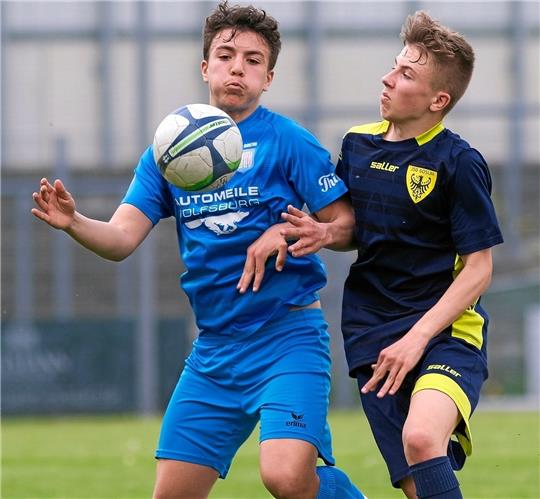 Yves-Lennox Trommer (re.) trifft beim 3:1-Sieg der B-Junioren der JSG Goslar kurz vor Schluss zum Endstand. Foto: Drechsler