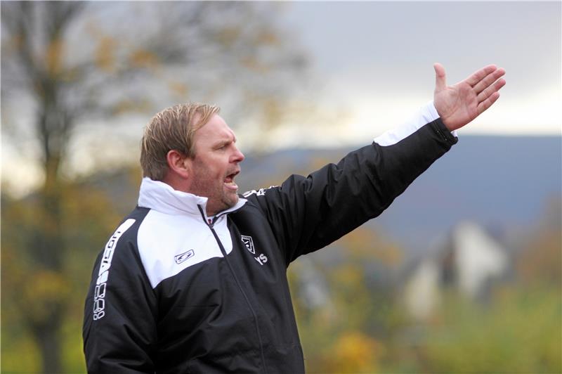 VfL Liebenburg erwägt Gang vor das Sportgericht Yves Schmelzer, Trainer des VfL Liebenburg, ist nach der Niederlage in Oker bedient. Die Partie bekommt womöglich ein Nachspiel vor dem Sportgericht. Foto: Gietemann