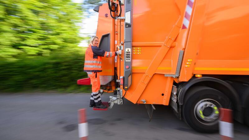 Frauen für die Müllabfuhr gesucht Yvonne Pedd, Müllwerkerin beim aha Zweckverband Abfallwirtschaft Region Hannover, steht auf einem Müllfahrzeug.