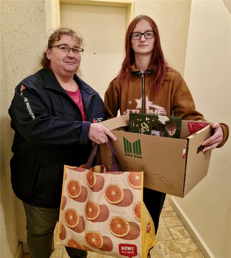 Yvonne Pischke (links) überreicht abgegebene Spenden an die Mutter der Familie Hanna Popovic.