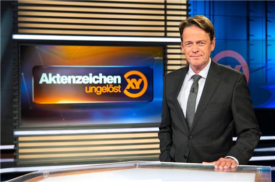 ZDF-Moderator Rudi Cerne im Studio der Sendung «Aktenzeichen XY ... ungelöst». Foto: picture alliance/dpa | Sina Schuldt