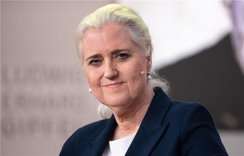 Betriebe beklagen Genehmigungsstau für Schwerlasttransporte ZDS-Präsidentin Angela Titzrath nimmt an einem Gipfel teil.