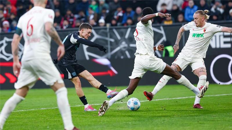 Bayer verkürzt auf Bayern - Cooles 2:0 in Augsburg Zack, durch die Beine: Florian Wirtz (M) sorgt für den zweiten Streich.