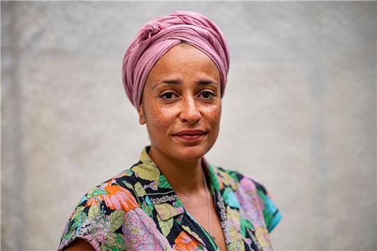 Zadie Smith legt einen historischen Roman vor, der viele aktuelle Bezüge hat.