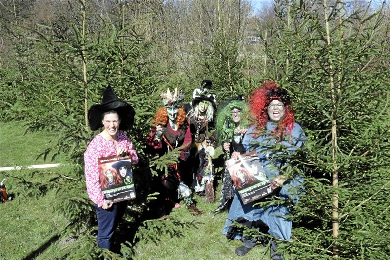 Zähne zeigen: So ein echtes Hexengesicht will gelernt sein. In Hahnenklee bereiten sich Organisatorinnen der HTM und die Wolfshäger Hexenbrut auf Walpurgis vor und testen schon einmal den neuen Hexenwald im Kurpark, der sich im Aufbau befindet.  Foto: Roß