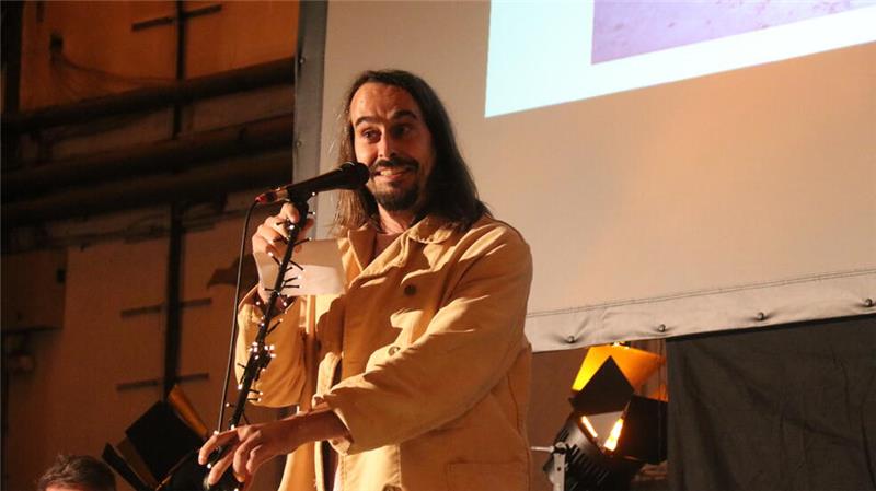 Zahlenjongleur mit lockerem Mundwerk: Andy Strauß verblüffte durch abstruse statistische Daten zur Rammelsberger Fotoausstellung und gastronomische Deutung der Helmfarben. Sehr überzeugend auch in der Rolle eines magischen Besens.