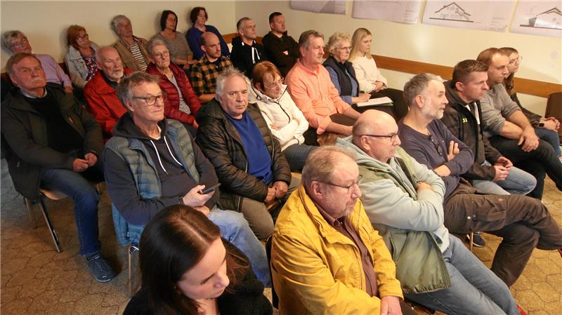 Was die Gielder an der hausärztlichen Versorgung kritisieren Zahlreich verfolgen die Gielder die Sitzung ihres Ortsrates im Clubraum des Franz-Tasler-Hauses.