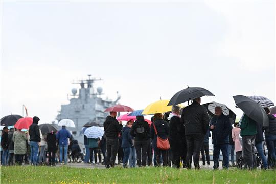 Zahlreiche Angehörige warten in Wilhelmshaven auf die Fregatte «Hessen».