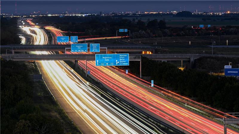 Bilder des Tages Zahlreiche Autos fahren über die A14 am Flughafen Leipzig/Halle. (Aufnahme mit Langzeitbelichtung)