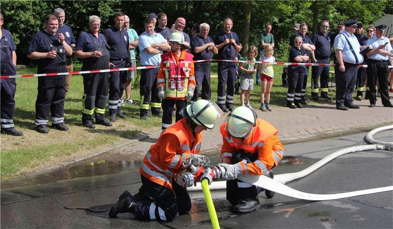 Schladen-Werlas Ortsfeuerwehren treten zum Leistungscheck an Zahlreiche Beobachter säumen die Veranstaltungsstrecke, auf der die Gruppen der Ortsfeuerwehren aus der Gemeinde gegeneinander antreten.