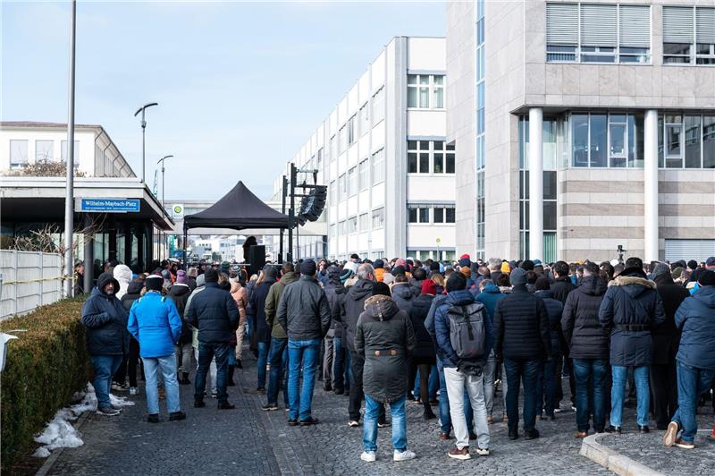 Unruhe bei Panzermotoren-Hersteller am Bodensee Zahlreiche Beschäftigte haben sich bei einer Betriebsversammlung der Rolls-Royce Power Systems AG in Friedshafen auf dem Werksgelände versammelt.