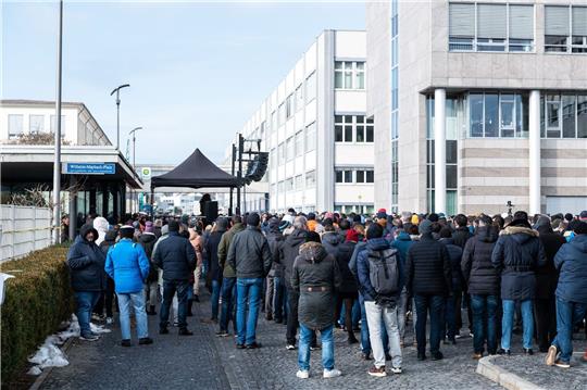 Zahlreiche Beschäftigte haben sich bei einer Betriebsversammlung der Rolls-Royce Power Systems AG in Friedshafen auf dem Werksgelände versammelt.