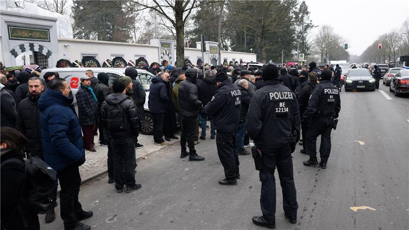 Verkehrsbehinderungen durch Trauerfeier im Clan-Milieu Zahlreiche Besucher kommen nach dem Trauergebet vor der Beerdigung eines 62-Jährigen aus der Neuköllner Sehitlik-Moschee.