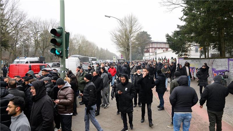 Zahlreiche Besucher kommen nach dem Trauergebet vor der Beerdigung eines 62-Jährigen aus der Neuköllner Sehitlik-Moschee.