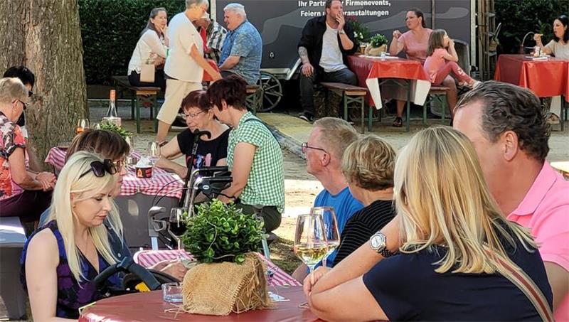 Bad Harzburg: So liefen Weinfest-Wiederauflage und Public-Viewing Zahlreiche Besucher kommen zum Weinfest in den Badepark. Sehr zur Freude der Veranstalter.
