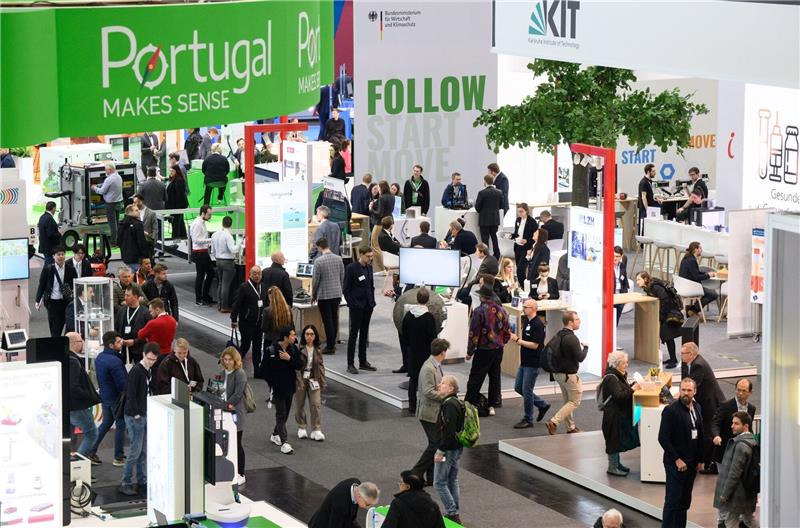 130.000 Besucher bei Hannover Messe Zahlreiche Besucher laufen bei der Industriemesse Hannover Messe durch die Messehalle 2.
