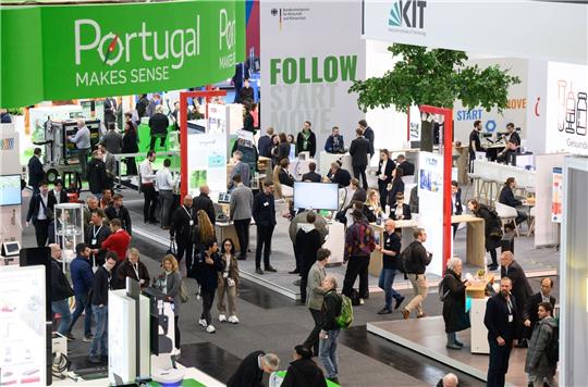 Zahlreiche Besucher laufen bei der Industriemesse Hannover Messe durch die Messehalle 2.