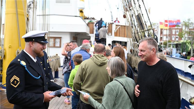Zahlreiche Besucher nutzten die Gelegenheit, an Bord der „Gorch Fock“ zu gehen. 