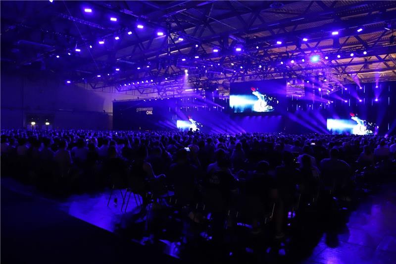Zahlreiche Besucher verfolgen die «Opening Night Live» in den Kölner Messehallen.