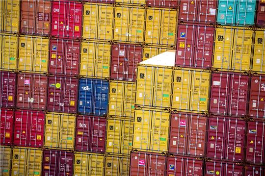 Zahlreiche Container stehen auf dem Hafengelände von Eurogate in Bremerhaven.