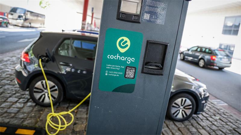 E-Trends: Vom Gefangenenwagen bis zum Stallroboter Zahlreiche E-Fahrzeuge fahren durch Niedersachsen und Bremen.
