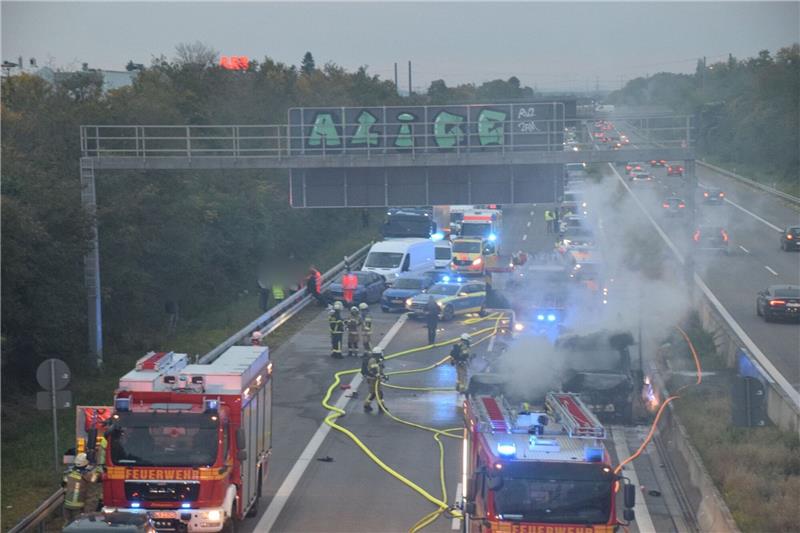 Unfall auf A5: Zwei Menschen und Hund verbrannt Zahlreiche Einsatzkräfte der Feuerwehr bei Löscharbeiten an einem brennenden Fahrzeug auf der A5.