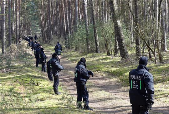 Zahlreiche Einsatzkräfte der Polizei durchsuchen im Vermisstenfall «Inga» erneut ein Gebiet im Landkreis Stendal.