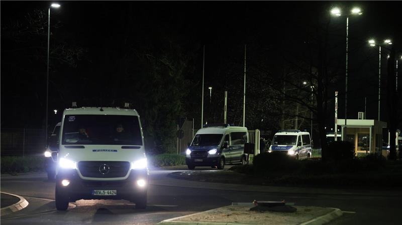 Zahlreiche Einsatzkräfte der Polizei sichern den Transport.