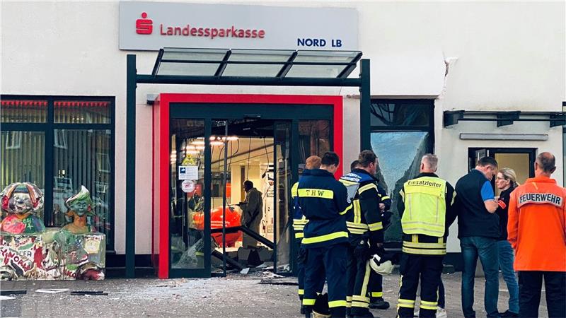 Geldautomatensprengung: Wann die Sparkasse wieder öffnet Zahlreiche Einsatzkräfte eilen zum Tatort. Foto: Eikhorst