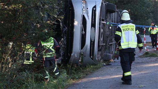 Zahlreiche Einsatzkräfte kümmerten sich nach dem Unfall um die Verletzten.