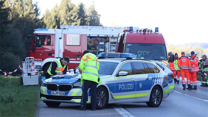 Zweites Todesopfer des schweren Busunfalls identifiziert Zahlreiche Einsatzkräfte kümmerten sich nach dem Unfall um die Verletzten.