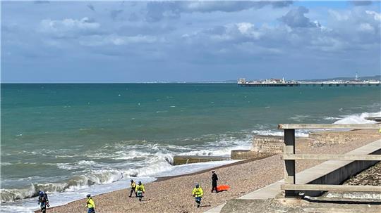 Zahlreiche Einsatzkräfte sind am Strand in Brighton eingetroffen.