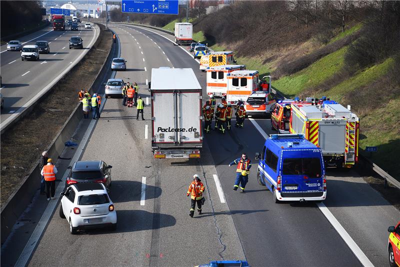Zahlreiche Einsatzkräfte stehen nach einem Unfall auf einer Autobahn. Wichtige Hilfe leisten auch die Ehrenamtlichen des Kriseninterventionsteams. Foto: René Priebe, dpa