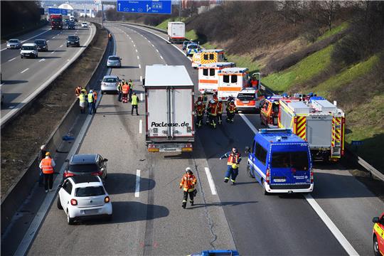 Zahlreiche Einsatzkräfte stehen nach einem Unfall auf einer Autobahn. Wichtige Hilfe leisten auch die Ehrenamtlichen des Kriseninterventionsteams. Foto: René Priebe, dpa