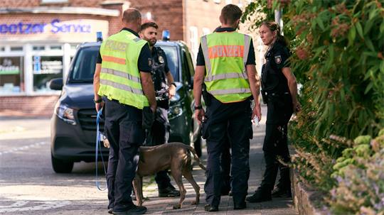 Zahlreiche Einsatzkräfte und auch Hunde waren an der Suche beteiligt.