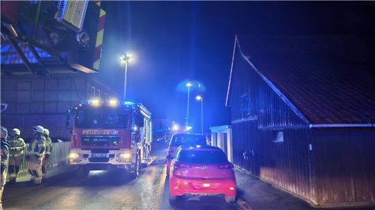 Zahlreiche Einsatzkräfte versuchen den Brand unter Kontrolle zu bringen.