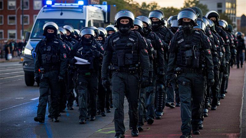 Zwischen Party und Warnruf - Wie Bremen die Einheit feiert Zahlreiche Einsatzkräfte waren unterwegs.